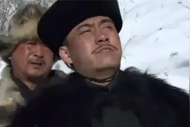 朱开山骗过金把头，搜查到金子，借清兵的手灭了他视频封面