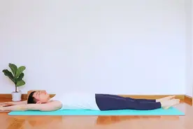 睡前养生躺着练1个动作，每天20下，疏通全身经络，浑身轻松舒服