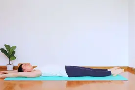 睡前养生躺着练1个动作，每天20下，疏通全身经络，浑身轻松舒服