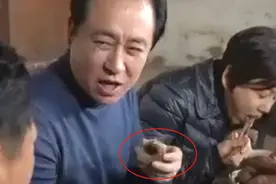 许家印啃着黑窝头忆苦思甜，回忆穷酸童年：我从小吃地瓜长大的！视频封面