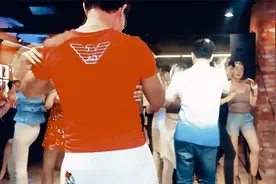 舞厅里的爱情故事：情侣双人舞，幸福满满！视频封面