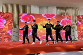 杨钰莹的《桃花运》，可让这群大叔玩嗨皮了，一个比一个快乐！