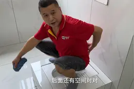 非下沉式卫生间做蹲便器，局部抬高很少见，网友担心使用不安全