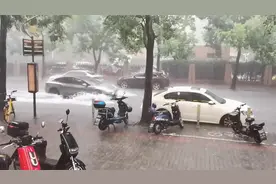 暴雨突袭上海：乌云压顶大雨瓢泼 多路段积水开车如“行船”
