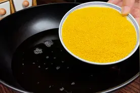 把小米倒入滚烫油锅中，太厉害了，30年老保姆拿手绝活，真美味视频封面