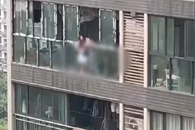社区回应重庆女子高楼扔孩子：警察和社区人员已到场处理视频封面