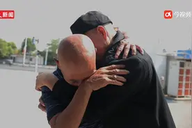 一场善与爱的双向奔赴——拾荒老人与民警之间的暖心故事视频封面