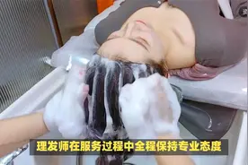 理发师帮美女洗头，究竟看到了什么，能让小伙如此狼狈视频封面