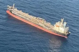 一艘关联以色列的商船在阿拉伯海被击中后爆炸起火 事后现场曝光视频封面