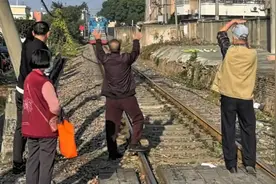 火车轨道上，电线杆倒了，路过市民摆手拦停正在行驶的火车！视频封面