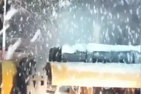 直击河南今冬以来最强降雪：鹅毛大雪满天飞 积雪脚脖子深视频封面