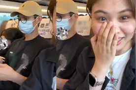 邻座女孩靠在丈夫肩膀睡着，妻子捂嘴偷笑大方记录，丈夫举动亮了视频封面