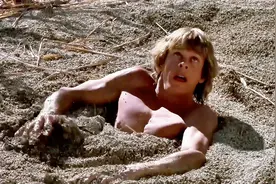 男子陷入流沙泥潭，越挣扎越往下陷，最后凭着貂猫帮助转危为安