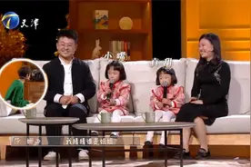 双胞胎女宝超级可爱！小嘴像抹了蜜一样，主持人快被萌化了