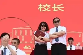 00后毕业生和校长花式合影视频封面