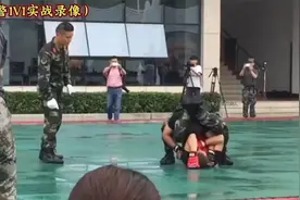 真正的武警实战能力到底有多厉害？简直都是肉身成圣恐怖如斯一般视频封面