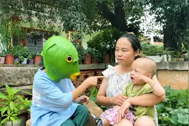姐弟俩年龄相差6岁，假扮绿头怪吓弟弟，看看弟弟是啥反应视频封面