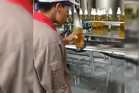 男子在啤酒厂当质检员，每天上班后就开喝，喝不完根本喝不完
