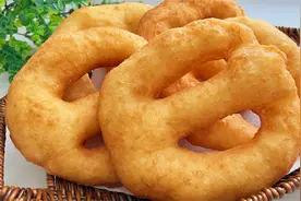 早餐店油饼的做法原来这么简单，锅里转几圈就出锅，比油条香多了