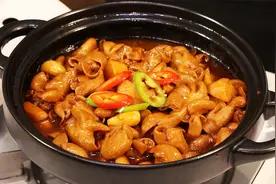 在家试试这个砂锅肥肠煲，只要10分钟就能出锅，下饭一流好好吃