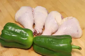 鸡腿怎么做好吃？搭配两个青椒，简单一做，又鲜又嫩，吃着超解馋