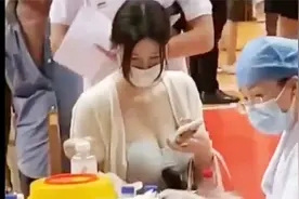 小巷里的小狗和它的小主人“打个疫苗也是个显眼包！视频封面