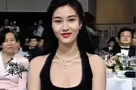 其他人都是西装革履，唯有周星驰中山装视频封面