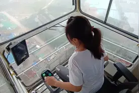 工地农民工 -这场雨来的措不及防，妹子差点被困100米高空