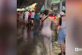 美女泼水节热舞，太狠了！全身湿透大喊：还有谁！视频封面