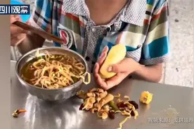 男孩吃同学剩饭后迟迟未进教室，原来是将自己的饭端给智障母亲吃视频封面
