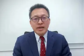 对等关税损美国经济，经济学家：美国经济陷入衰退可能性超50%视频封面