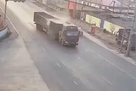无接触事故，小车全责！视频封面