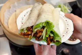 周一早上好，蒸了点烫面春饼卷肉丝，酱香好吃又劲道，皮薄馅多视频封面