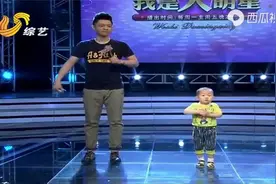 张峻豪长大后变化多大？仅几年判若两人！小圆脸变酒窝帅哥！视频封面