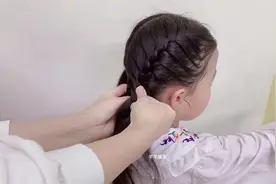 蜈蚣辫编发慢动作教程，3加2编发，上学发型