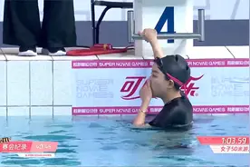 郭小仙穿三角泳衣游泳，出水那刻被胸围惊艳到，太傲人！视频封面