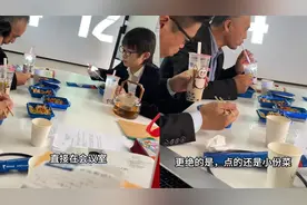 00后老板整顿商务宴请，点外卖小份菜招待客户：菜虽小但合同大视频封面