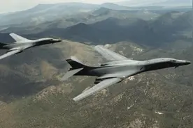 美轰炸机抵近边境，俄战机紧急升空，美媒：48枚导弹可摧毁俄舰队视频封面