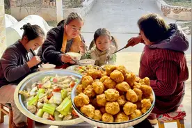 逢年过节必不可少炸丸子，天天奶奶教大家做，外酥里嫩真好吃！视频封面