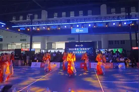 “双羽天下”亮相体博会引围观 目标走出国门视频封面