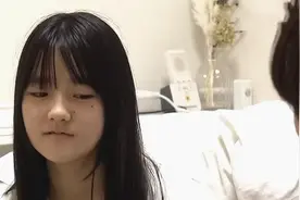 女孩患有罕见疾病一到学校就没办法说话甚至不能动弹！