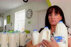 女子20多年只喝牛奶不吃饭，56岁的她，出现了逆生长视频封面