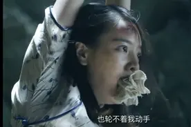 旗袍美女被吊在地牢，双脚不能着地，实在是太痛苦了视频封面