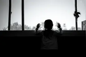辽宁女童被父亲倒挂窗外惩罚小便，网友痛斥残忍教育方式视频封面