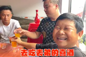 老男孩带着妈妈去吃表弟的喜酒，大表哥礼真多，一天送3个升学礼