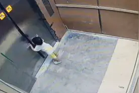 小孩被单独关电梯近20分钟，反复尝试仍出不去全程崩溃大哭