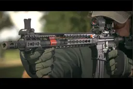 慢镜头展示M4装填子弹和击发出膛后抛弹壳全过程