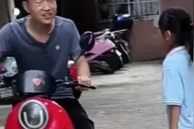 爸爸带女儿体验捡垃圾，女儿崩溃骂父亲“神经病”视频封面