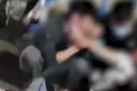 现场曝光！龙华区大浪街道某广场附近 男子持刀伤人致1死3伤视频封面