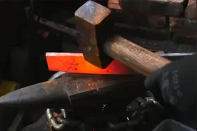 铁匠用汽车悬架钢板，打造出一把秦皇剑，成品一出完美复刻值八万